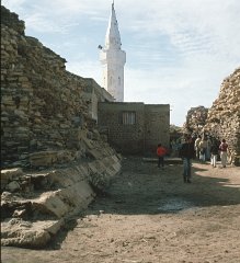 32 Aegypten - Tempelgelände, Minarett zwischen Philae, Assuan oder Edfu